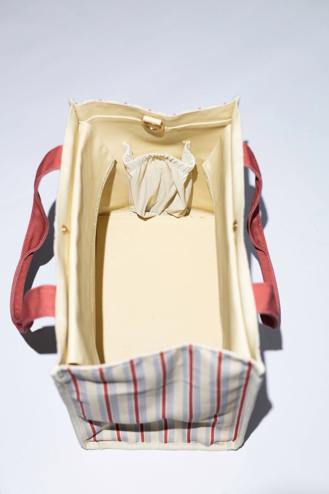 open bag showing water bottle holder and clip closure